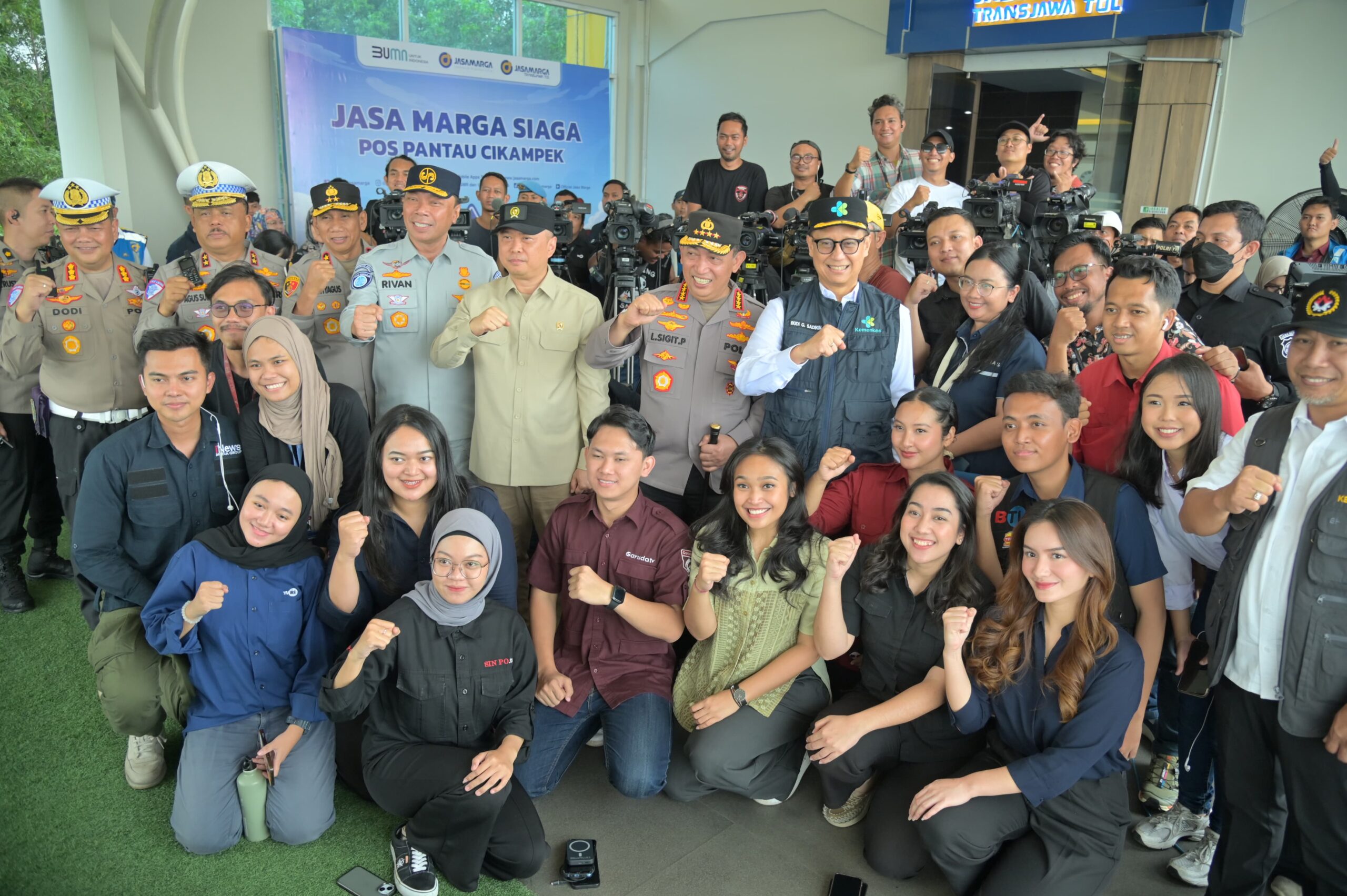 Kapolri Jenderal Polisi Drs. Listyo Sigit Prabowo, M.Si. berfoto bersama