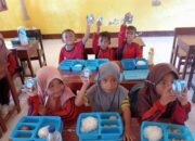 Menyukseskan Program Ketahanan Pangan Nasional, Bhabinkamtibmas Polsek Woha Bantu Proses Pengeringan Jagung Warga Binaan