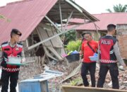 Polri Peduli Masyarakat: Personel Dit Samapta Polda Bengkulu Bantu Warga Bersihkan Rumah Roboh Pasca Gempa 6,3 SR