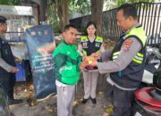 Lombok Barat, NTB – Kepolisian Resor Lombok Barat (Polres Lobar) menunjukkan komitmennya dalam menjaga kesehatan dan kesejahteraan Masyarakat. Khususnya para pengemudi ojek online (ojol), melalui kegiatan pemeriksaan kesehatan dan pemberian vitamin gratis. Inisiatif SI DOKKES Polres Lombok Barat Kapolres Lombok Barat, Polda NTB, AKBP Yasmara Harahap, S.I.K., melalui Kepala Bagian Sumber Daya Manusia (Kabag SDM), AKP Dewi Komalasari, S.H., mengatakan bahwa program pemeriksaan kesehatan gratis ini diinisiasi oleh Bidang Kedokteran dan Kesehatan (Dokkes) Polres Lombok Barat. Dengan fokus utama pada kelompok masyarakat yang memiliki mobilitas tinggi dan rentan terhadap berbagai risiko kesehatan. "Kami ingin memastikan bahwa para pengemudi ojek online, sebagai salah satu garda terdepan perekonomian digital, tetap dalam kondisi prima," ujar Kepala Bagian Sumber Daya Manusia (Kabag SDM) Polres Lombok Barat, AKP Dewi Komalasari, S.H. Kegiatan ini secara spesifik dilaksanakan pada Kamis (12/6/2025), dipusatkan di area yang mudah dijangkau oleh para pengemudi ojek online di wilayah Lombok Barat. Antusiasme terlihat dari kehadiran para peserta yang berbondong-bondong untuk memeriksakan kondisi kesehatan mereka. Manfaat Langsung bagi Pengemudi Ojek Online Dalam kegiatan ini, para pengemudi ojek online mendapatkan beragam layanan kesehatan, termasuk pemeriksaan tekanan darah, cek gula darah, serta konsultasi kesehatan singkat dengan tenaga medis dari Dokkes Polres Lombok Barat. Selain itu, mereka juga diberikan suplemen vitamin untuk menjaga daya tahan tubuh, terutama mengingat intensitas kerja yang tinggi di jalan raya. "Kami sangat terbantu dengan adanya program seperti ini. Kadang kami tidak sempat memeriksakan kesehatan karena sibuk bekerja," tutur salah satu pengemudi ojek online yang enggan disebutkan namanya. "Pemberian vitamin juga sangat bermanfaat, apalagi di musim pancaroba seperti sekarang." Target dan Dampak Positif Pada kesempatan ini, Polres Lombok Barat menargetkan setidaknya 25 orang pengemudi ojek online dapat terlayani. Angka ini diharapkan dapat terus meningkat pada kegiatan serupa di masa mendatang. AKP Dewi Komalasari menambahkan bahwa target 25 orang ini adalah awal. “Kami berharap kegiatan ini dapat menjadi agenda rutin dan menjangkau lebih banyak lapisan masyarakat di kemudian hari,” imbuhnya. Inisiatif seperti ini tidak hanya mencerminkan peran kepolisian dalam menjaga keamanan dan ketertiban, tetapi juga menunjukkan kepedulian terhadap aspek kesehatan dan kesejahteraan sosial. Dengan kondisi fisik yang prima, para pengemudi ojek online diharapkan dapat menjalankan profesi mereka dengan lebih optimal, yang pada akhirnya akan berdampak positif pada stabilitas ekonomi lokal. Komitmen Polres Lombok Barat untuk Masyarakat Kegiatan bakti kesehatan ini merupakan salah satu dari sekian banyak program sosial yang digalakkan oleh Polres Lombok Barat. Komitmen untuk selalu hadir dan memberikan pelayanan terbaik kepada masyarakat adalah pijakan utama. Melalui program SI DOKKES, Polres Lombok Barat berharap dapat terus berkontribusi dalam menciptakan masyarakat yang sehat dan produktif. "Ini adalah wujud nyata kepedulian kami terhadap masyarakat. Kami ingin Polri tidak hanya dilihat sebagai penegak hukum, tetapi juga sebagai sahabat masyarakat yang peduli terhadap kesejahteraan mereka," pungkas AKP Dewi Komalasari. Dengan berlanjutnya program-program kemanusiaan seperti ini, diharapkan sinergi antara kepolisian dan masyarakat dapat semakin erat. Menciptakan lingkungan yang lebih aman, sehat, dan sejahtera bagi seluruh warga Lombok Barat.