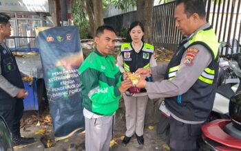 Lombok Barat, NTB – Kepolisian Resor Lombok Barat (Polres Lobar) menunjukkan komitmennya dalam menjaga kesehatan dan kesejahteraan Masyarakat. Khususnya para pengemudi ojek online (ojol), melalui kegiatan pemeriksaan kesehatan dan pemberian vitamin gratis. Inisiatif SI DOKKES Polres Lombok Barat Kapolres Lombok Barat, Polda NTB, AKBP Yasmara Harahap, S.I.K., melalui Kepala Bagian Sumber Daya Manusia (Kabag SDM), AKP Dewi Komalasari, S.H., mengatakan bahwa program pemeriksaan kesehatan gratis ini diinisiasi oleh Bidang Kedokteran dan Kesehatan (Dokkes) Polres Lombok Barat. Dengan fokus utama pada kelompok masyarakat yang memiliki mobilitas tinggi dan rentan terhadap berbagai risiko kesehatan. "Kami ingin memastikan bahwa para pengemudi ojek online, sebagai salah satu garda terdepan perekonomian digital, tetap dalam kondisi prima," ujar Kepala Bagian Sumber Daya Manusia (Kabag SDM) Polres Lombok Barat, AKP Dewi Komalasari, S.H. Kegiatan ini secara spesifik dilaksanakan pada Kamis (12/6/2025), dipusatkan di area yang mudah dijangkau oleh para pengemudi ojek online di wilayah Lombok Barat. Antusiasme terlihat dari kehadiran para peserta yang berbondong-bondong untuk memeriksakan kondisi kesehatan mereka. Manfaat Langsung bagi Pengemudi Ojek Online Dalam kegiatan ini, para pengemudi ojek online mendapatkan beragam layanan kesehatan, termasuk pemeriksaan tekanan darah, cek gula darah, serta konsultasi kesehatan singkat dengan tenaga medis dari Dokkes Polres Lombok Barat. Selain itu, mereka juga diberikan suplemen vitamin untuk menjaga daya tahan tubuh, terutama mengingat intensitas kerja yang tinggi di jalan raya. "Kami sangat terbantu dengan adanya program seperti ini. Kadang kami tidak sempat memeriksakan kesehatan karena sibuk bekerja," tutur salah satu pengemudi ojek online yang enggan disebutkan namanya. "Pemberian vitamin juga sangat bermanfaat, apalagi di musim pancaroba seperti sekarang." Target dan Dampak Positif Pada kesempatan ini, Polres Lombok Barat menargetkan setidaknya 25 orang pengemudi ojek online dapat terlayani. Angka ini diharapkan dapat terus meningkat pada kegiatan serupa di masa mendatang. AKP Dewi Komalasari menambahkan bahwa target 25 orang ini adalah awal. “Kami berharap kegiatan ini dapat menjadi agenda rutin dan menjangkau lebih banyak lapisan masyarakat di kemudian hari,” imbuhnya. Inisiatif seperti ini tidak hanya mencerminkan peran kepolisian dalam menjaga keamanan dan ketertiban, tetapi juga menunjukkan kepedulian terhadap aspek kesehatan dan kesejahteraan sosial. Dengan kondisi fisik yang prima, para pengemudi ojek online diharapkan dapat menjalankan profesi mereka dengan lebih optimal, yang pada akhirnya akan berdampak positif pada stabilitas ekonomi lokal. Komitmen Polres Lombok Barat untuk Masyarakat Kegiatan bakti kesehatan ini merupakan salah satu dari sekian banyak program sosial yang digalakkan oleh Polres Lombok Barat. Komitmen untuk selalu hadir dan memberikan pelayanan terbaik kepada masyarakat adalah pijakan utama. Melalui program SI DOKKES, Polres Lombok Barat berharap dapat terus berkontribusi dalam menciptakan masyarakat yang sehat dan produktif. "Ini adalah wujud nyata kepedulian kami terhadap masyarakat. Kami ingin Polri tidak hanya dilihat sebagai penegak hukum, tetapi juga sebagai sahabat masyarakat yang peduli terhadap kesejahteraan mereka," pungkas AKP Dewi Komalasari. Dengan berlanjutnya program-program kemanusiaan seperti ini, diharapkan sinergi antara kepolisian dan masyarakat dapat semakin erat. Menciptakan lingkungan yang lebih aman, sehat, dan sejahtera bagi seluruh warga Lombok Barat.