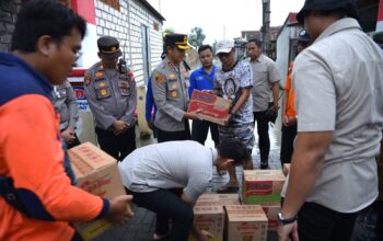 Kapolres Gresik Salurkan Bantuan Sosial Bagi Warga Terdampak Banjir di Benjeng