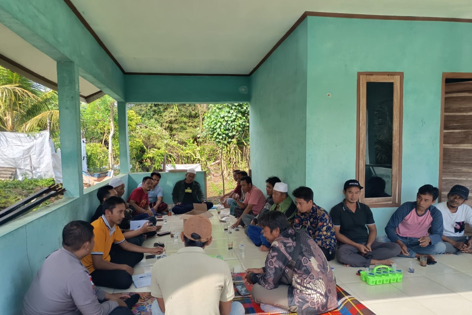 Bhabinkamtibmas Kedaro Kawal Penyaluran Bibit untuk Kemandirian Pangan Sekotong