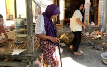 Kemanusiaan dalam Seragam, Polsek Lembar Distribusikan Bantuan Tongkat kepada Warga Disabilitas