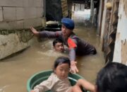 Meski Dengan Ember, Evakuasi Balita di Jaktim Dilakukan Dengan Sigap