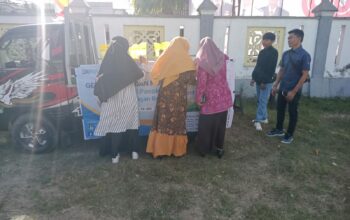 Beras Murah Bulog di Sekotong Stabilkan Harga, Warga Antusias
