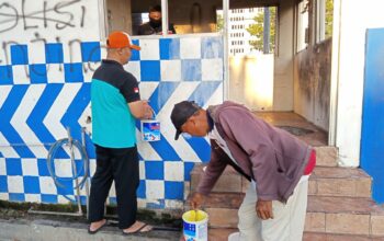 Ojol & Warga Kompak Bersihkan Pos Polisi yang Dibakar Massa di Surabaya