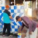 Ojol & Warga Kompak Bersihkan Pos Polisi yang Dibakar Massa di Surabaya