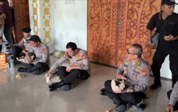 Kapolda Aceh Turun Langsung ke Lokasi Demo: Semangati Personel hingga Makan Bersama
