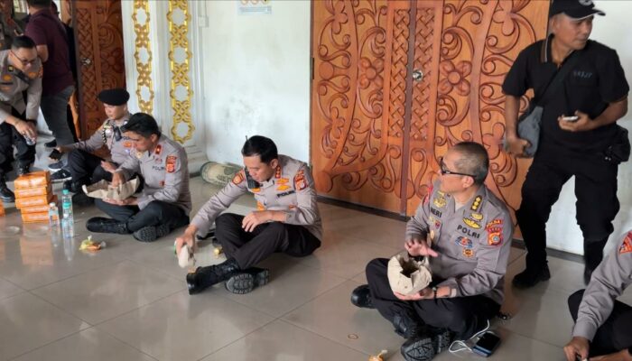 Kapolda Aceh Turun Langsung ke Lokasi Demo: Semangati Personel hingga Makan Bersama