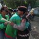 Bagikan Ribuan Mawar Untuk Anggota Polri dan TNI di Sekitar Monas, Komunitas Ojol Tidak Mau Terprovokasi