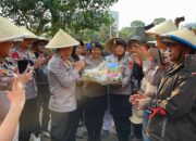 Penanganan Humanis, Polisi Bagikan Air Minum Hingga Tumpeng ke Massa Aksi Hari Tani di Monas